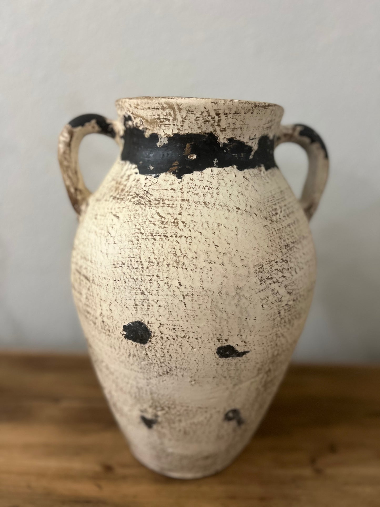 Distressed Antiqued Amphora – Noir Crest