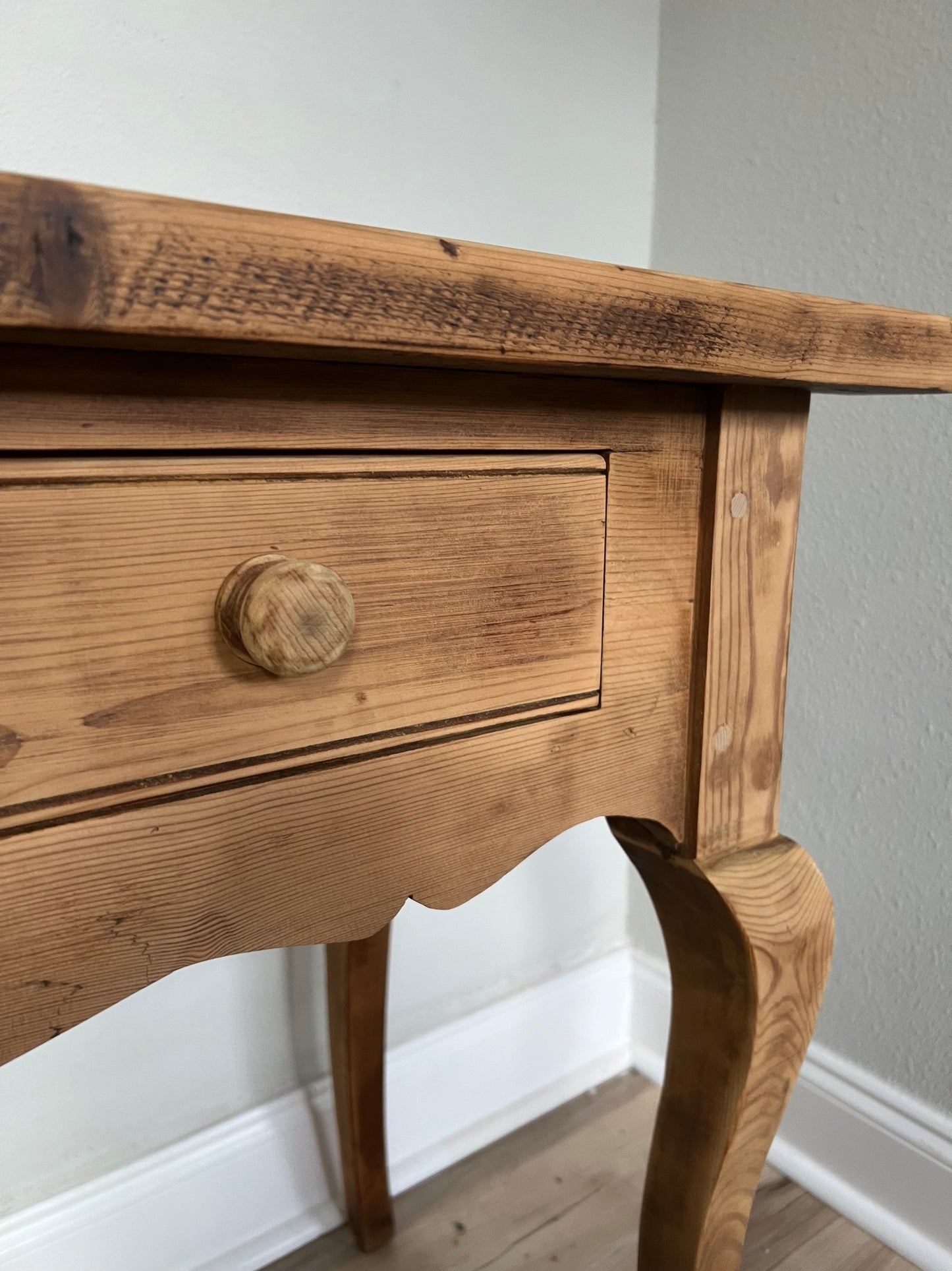 French Country Console Table – Carved Cabriole Leg